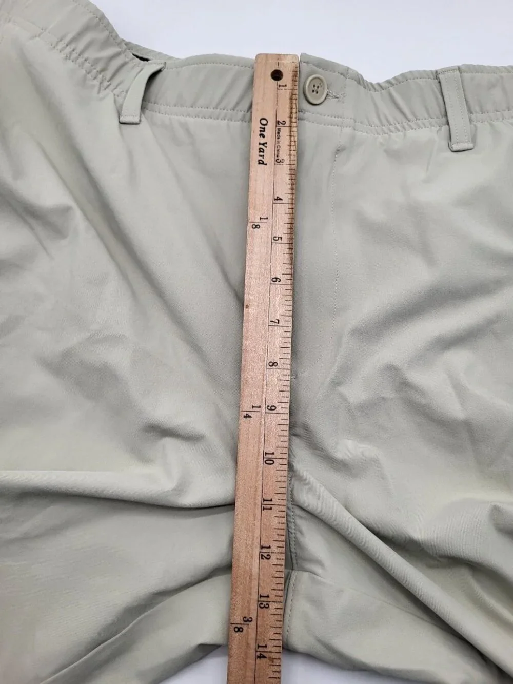 Under Armour UA Drive Mens SZ 44 Khaki Golf Shorts Flat Front Athleisure Stretch